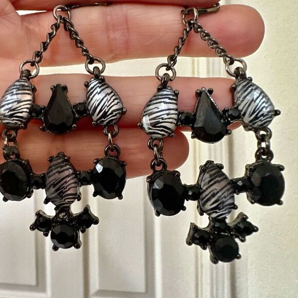 Black zebra statement earrings - Picture 3 of 7